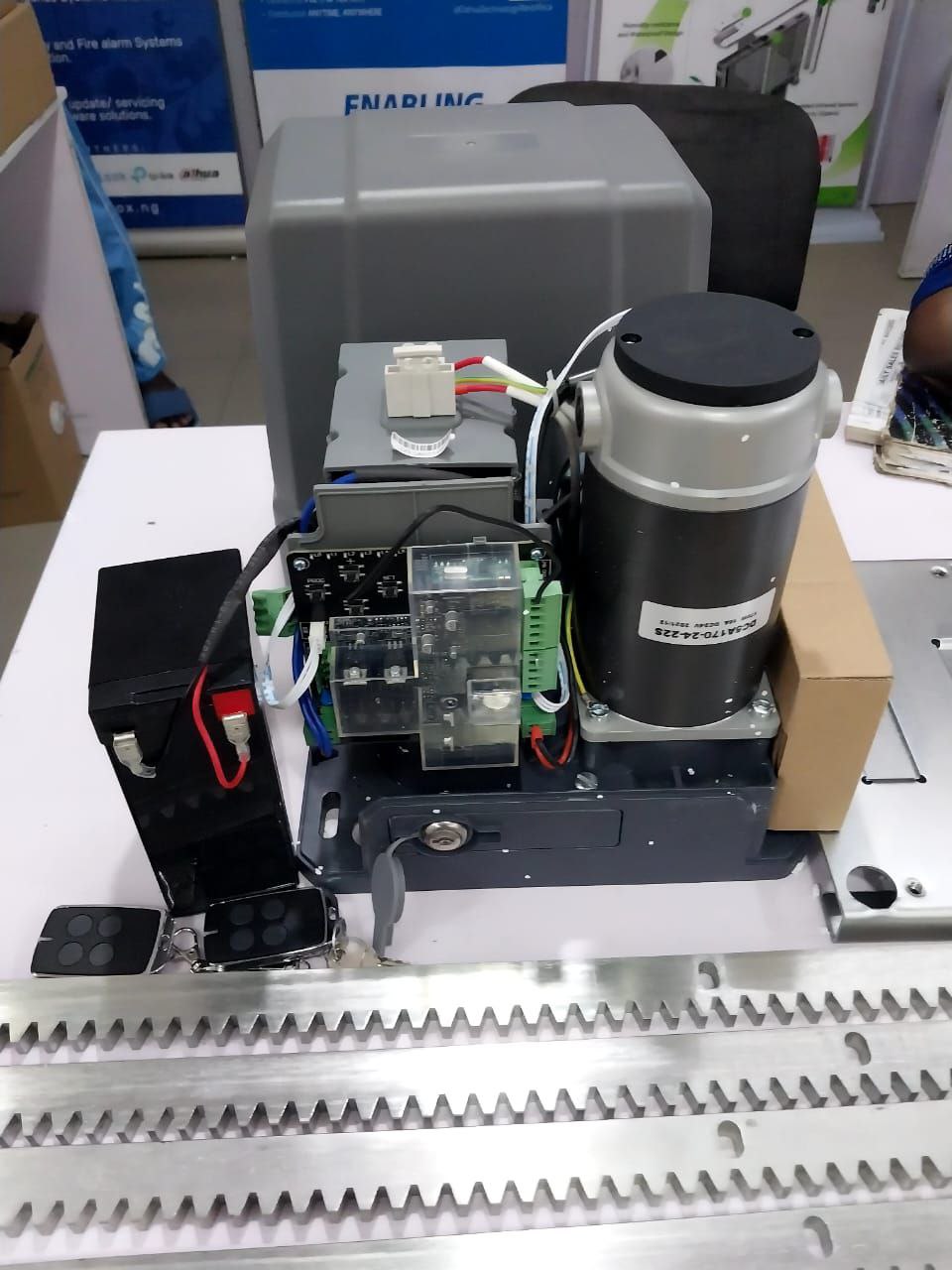 Fairly Used 800kg DC Sliding Gate Operator Built-in Battery